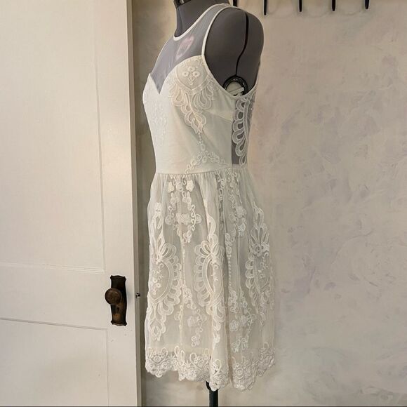 XXI forever 21 white lace dress with sweetheart lining in size small - Picture 3 of 7